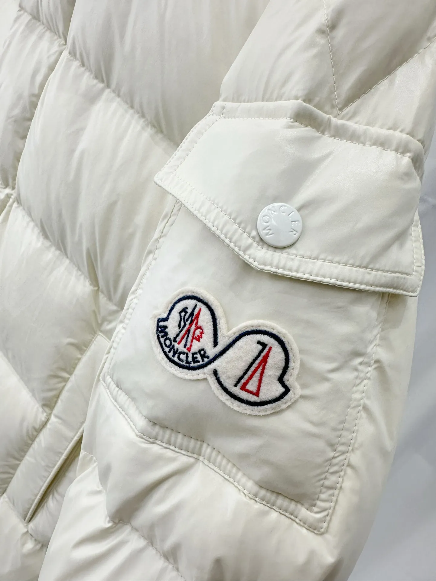 P390 Moncler/ 2026 70 、 。 DNA ， ， 。 Classic ， 、 。 Classic 70 。 Quality， 90 ，Premium Quality ， ，Black ！ Sizes M-3XL